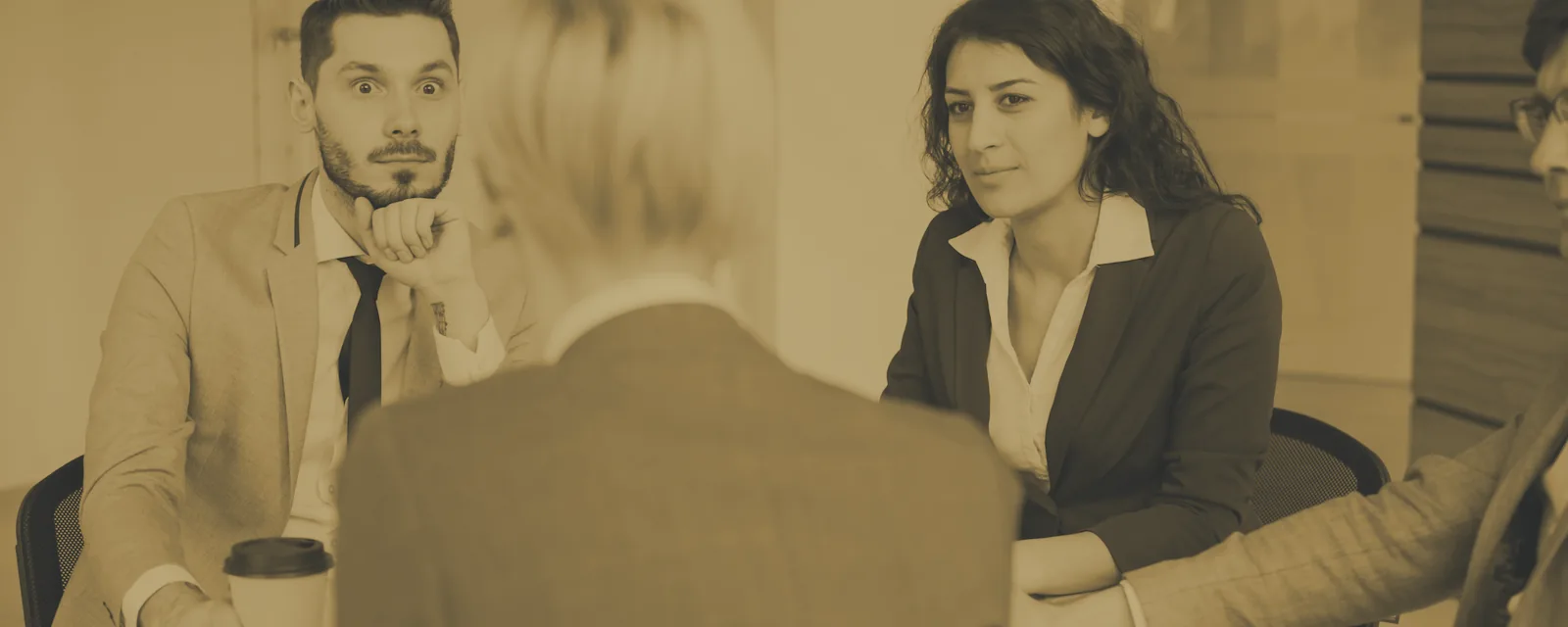 Un colloquio di consulenza attorno a un tavolo