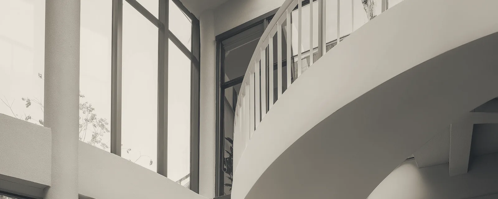 Escalier moderne et lumineux dans un immeuble de bureaux, symbole d'une transition professionnelle