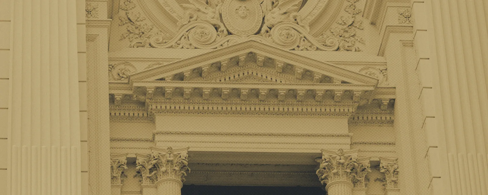 Gold getöntes Foto einer klassizistischen Säulenfassade mit Giebel.