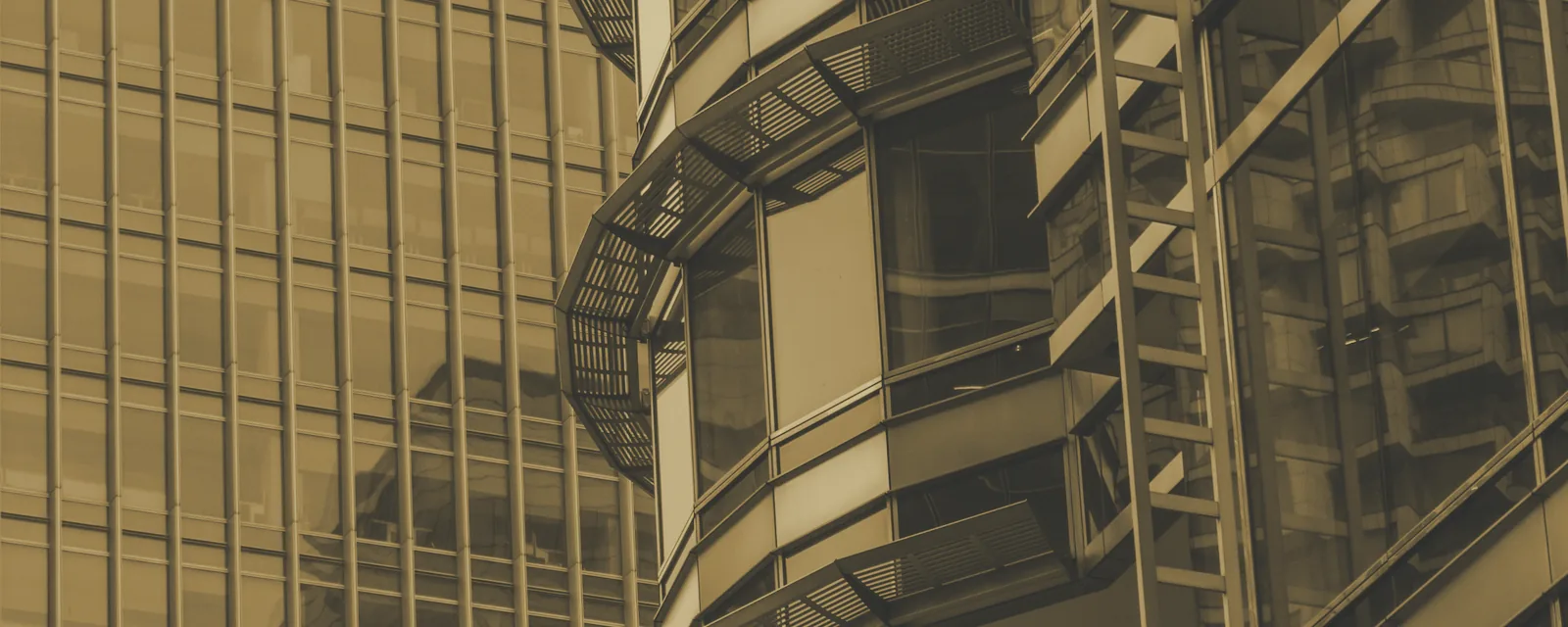 Façades de verre modernes dans le quartier financier