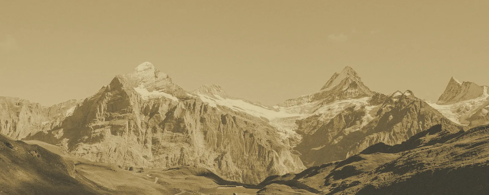 Panorama alpino svizzero con cime innevate