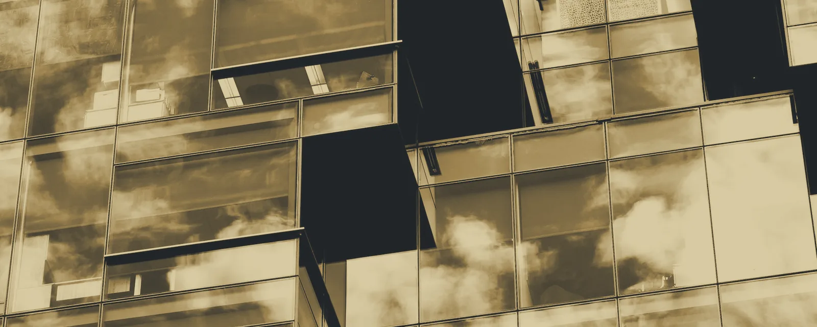 Façade de verre reflétant les nuages